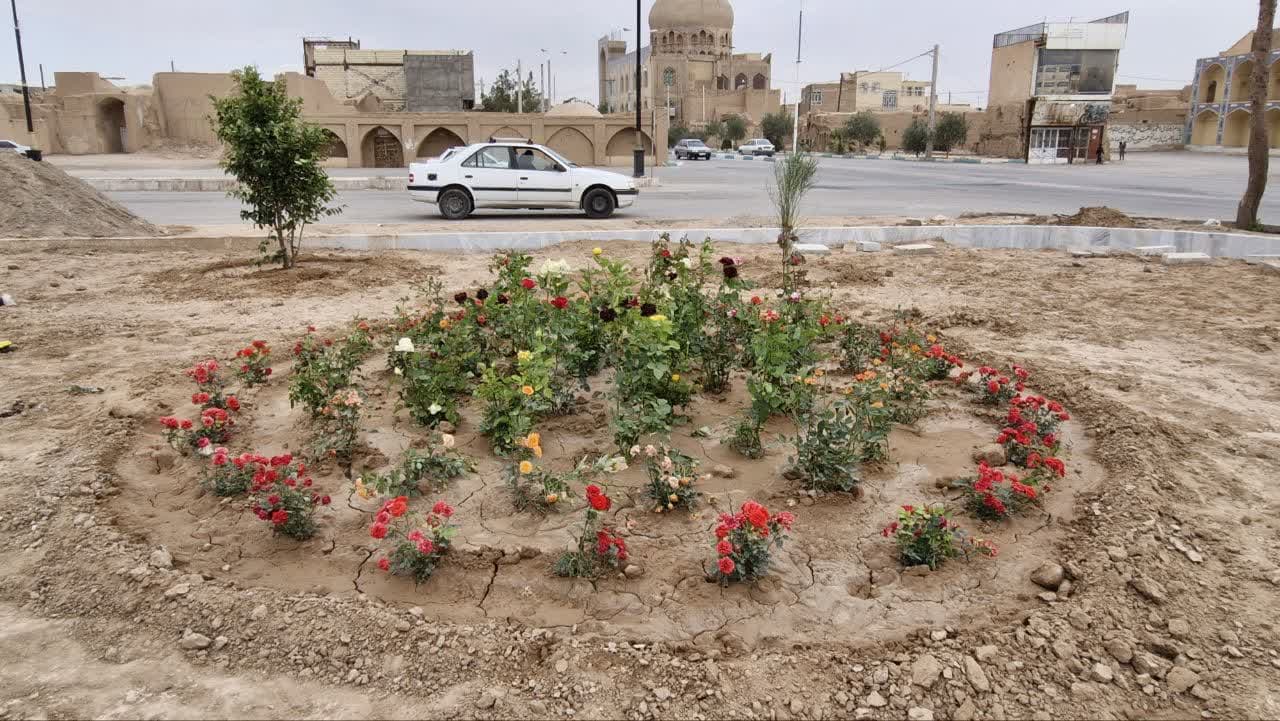 آغاز کاشت نهال، درختچه و گل کاری پارک امام حسین(ع) زارچ